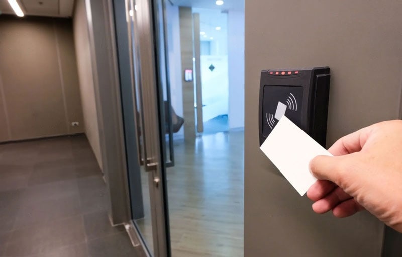 Système de contrôle d'accès par badge en entreprise